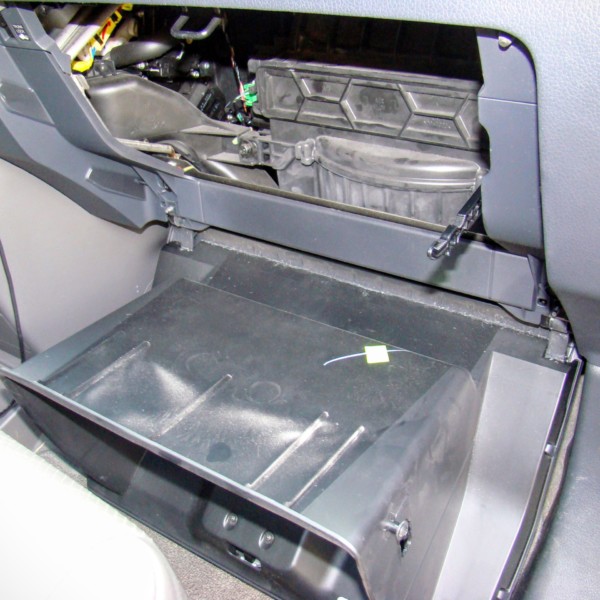 Replacing the cabin filter in a Honda Ridgeline Aftermarket Garage