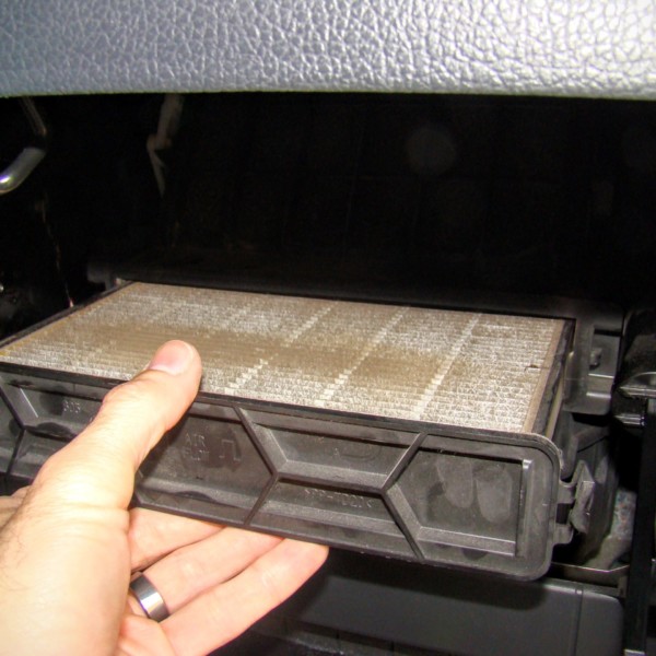 Replacing the cabin filter in a Honda Ridgeline Aftermarket Garage